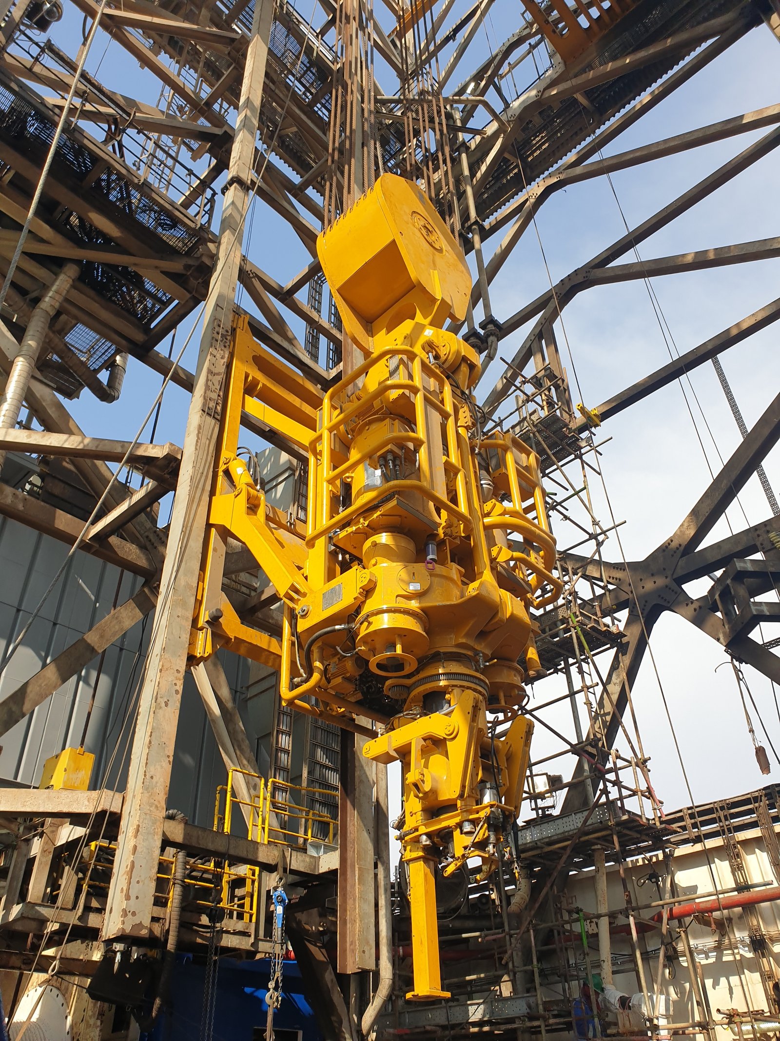 HPS top drive commissioning in a drilling derrick